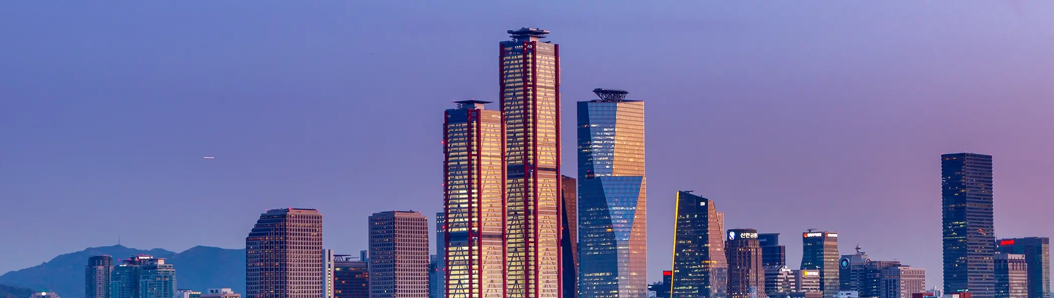 풍부한 경험과 노하우를 바탕으로 전문적이고 특화된 법률서비스를 제공합니다. 
모든 소송의 승패는 해당 법무법인(유한)에 전문변호사가 상주하는지(전문성)와 몇 명의 변호사가 협력하여 나의 사건을 처리하는지(전담팀 인원수) 그리고 그 법무법인(유한)의 소송 사건처리의 수와 승소 사건의 수가 얼마나 되는지(소송경험)의 여부에 따라 결정됩니다.
법무법인(유한) 대륜은 기업법무,민사,형사,이혼,가사,행정,회생파산의 모든사건에 관하여 본사중심의 전문가 1~20인 이상이 전문가 TF를 이루어 하나의 사건을 처리하고 있습니다.
그리고 1달 평균 3,000여건의 법률상담을 통한 수만 건에 이르는 누적된 상담 경험과 하루 평균 50여 건의 재판 출석을 통한 수천 건에 이르는 누적된 실적 소송 경험, 그리고 이를 통하여 축적된 많은 양의 판결문과 소송을 가지고서, 이들을 의뢰하여 주신 각 사건에 활영하여 지금까지 수많은 소송을 승소로 이끌어 오고 있습니다.
소송에서 반드시 이기고 싶으시다면, 독보적인 경험과 능력 소송 데이터베이스 시스템을 가진 법무법인(유한) 대륜에 맡겨주십시오.
소중한 귀하의 소송을 반드시 승소로 이끌어 드리겠습니다.